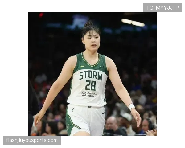 李月汝训练完啃鸡腿的样子,真的不像拿年薪几百万的WNBA球员 李月汝训练完啃鸡腿的样子,真的不像拿年薪几百万的WNBA球员